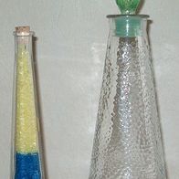 Schaumbadflasche (leer) und Badesalzflasche (gefüllt)
