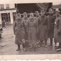 Foto Deutsche Soldaten m Hund - Neuf-Mesnil Frankreich - 2. WK - 5,5 * 4cm (27726)