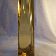 Böhmische, dreieckige / - bzw. sechseckige, bernsteinfarbige Vase *