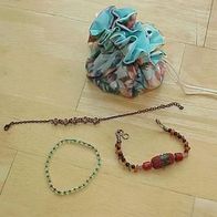 3 Kinderarmbänder in Schmuckbeutel
