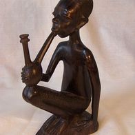 Ältere afrikanische Holz-Figur - " Mann mit Pfeife " *