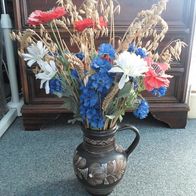 Krug mit Kunstblumenstrauss (M#)