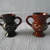 2 kleine Krüge, braun + grün (M#)