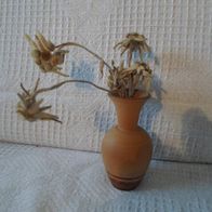 kleine Holzvase mit echten Edelweiß getrocknet, müßte ca. 50 Jahre alt sein (M#)