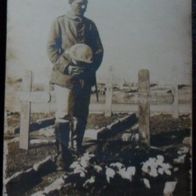 Foto eines Soldaten am Grab eines Kameraden 1917
