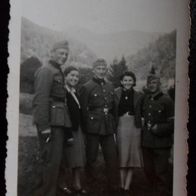 Soldaten in den Alpen mit Begeleitung