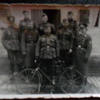 Soldaten vor dem Haus 1