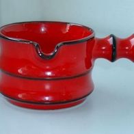 Kleiner Henkelgießer aus rotem Porzelan bzw. Keramik