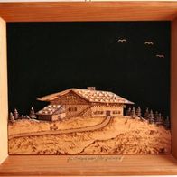 Bild mit Rahmen - Allgäuer Berghaus - Holzschnitzerei auf Samt
