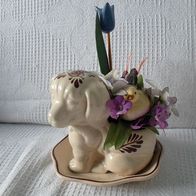 Hund (Keramik) mit Kunstblumengesteck und Vogel (M#)