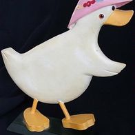 schöne alte gelbe Ente aus Holz mit dem rosa Hut, Spielzeug, Holzspielzeug