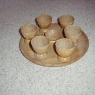 6 Holzeierbecher auf rundem Holzteller