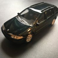 Norev Renault Laguna II dunkelgrün mit AHK - Matchbox-Größe (1:66?)