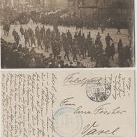 Feldpost 1915 Fotokarte Gefangene Franzosen zum Bahnhof mit Text dazu Briefstempel