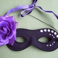 Maske Schwarz Lila m. Stoffblume Straß Samtband Burlesque Handarbeit Augenmaske