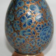 Indische Lackarbeit mit Ornamentierung in blau-gold - ein Ei auf einem Ständer