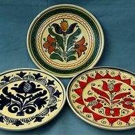 3 handbemalte Keramik-Wandteller mit Blumen-Motiven , ca. 21 cm Durchmesser