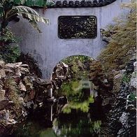 China 1994 - Shanghai The Front Yard of Yu Yuan Garden AK 586 Ansichtskarte Postkarte