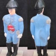 Ü-Ei Figur 1977 / 1978 Soldaten - Soldat mit Säbel - Uniform hellblau - Text!