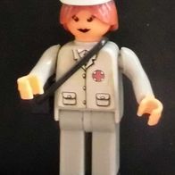 Ü-Ei Steckfigur 1990 Feuerwehr-Übung - Sanitäter mit Umhängetasche