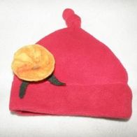 niedliche rote Fleecemütze mit Filzblume