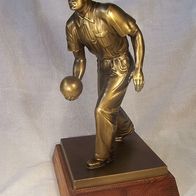 Alte Messing Kegeln-Spieler-Figur mit Bronze-Patina