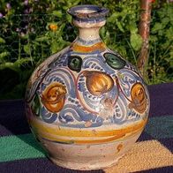 Alte Vase, mit bunten Ornamenten verziert, "antik"