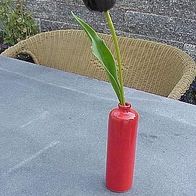 Schöne rote Keramikvase mit schwarzer Tulpe