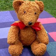 Pfiffiger Teddy mit roter Schleife, Größe 36 cm