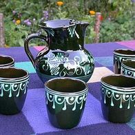 Kanne und sechs Becher, aus Ton, dunkelgrün