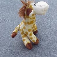Süße Plüschgiraffe als Schlüsselanhänger