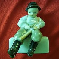 Holzschnitzender Junge - Zsolnay Porzellan Hungary