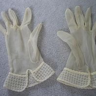 durchsichtige, sehr alte Handschuhe, gemusterte Stulpe