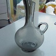 Kleine Glasvase in grau mit Henkel