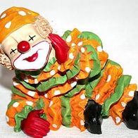 Clown ruhend im grüngelben Gewand, ca. 7 cm hoch, Dekoration