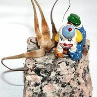 Clown liegt auf Stein, ca. 5 cm hoch, Dekoration, Setzkasten