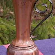 Vase aus Kupfer mit Griff aus Eisen, Höhe 27 cm