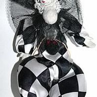 kleine alte Pierrot Figur 18 cm im schwarz-weißen Anzug