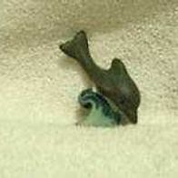 Mini-Delphin auf Welle aus Keramik handbemalt