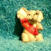 Niedlicher Elefant mit roter Schärpe aus Kunststein