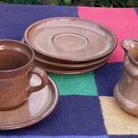 Kaffeetasse, Sahnekännchen und Untertassen, braun