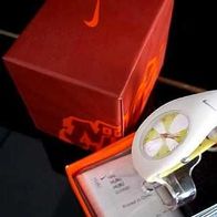 neuwertige Armbanduhr von Nike, weiß/ gelb, OVP