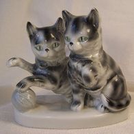 Gräfenthal Porzellan Figur - " Katzen mit Wollknäuel " *