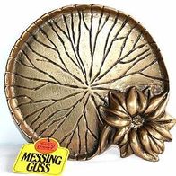 Sehr schöne dekorative Platte mit Blume aus Messing Guss, zirka 18 cm Durchmesser