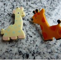 2 niedliche Giraffen Broschen