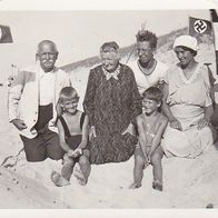 Foto Familie am Strand mit Hakenkreuzflaggen - 7,5 * 4,5cm - 2. WK (36891)