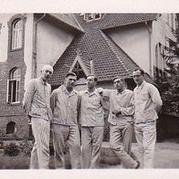 Foto Deutsche Soldaten in Krankenkleidung - Lazarett - 2. WK - 6 * 4cm (37193)