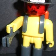 Feuerwehrmann mit mobiler Löschkanone
