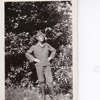Foto Deutscher Soldat mit Stiefeln und Schiffchen - 1940 - 5,5 * 5,5cm (37415)