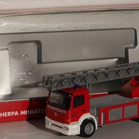 Herpa 044332 Mercedes-Benz Atego mit Sonnenblende DLK 23/12 Drehleiter Feuerwehr